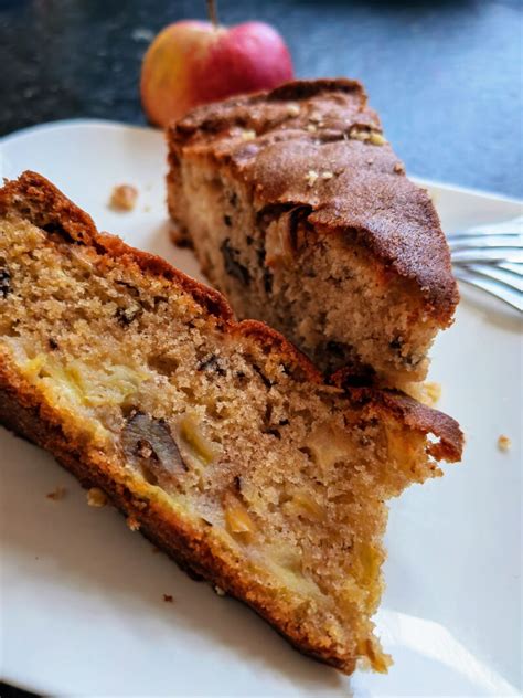 Kastenform-Kuchen: Querschnitt mit Apfel-, Birnenraspeln und Walnüssen