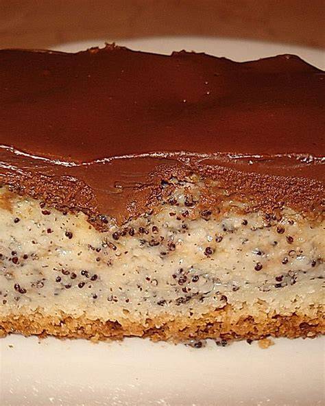 Kastenform-Kuchen mit Kokosmakronen-Füllung und Schokoguss