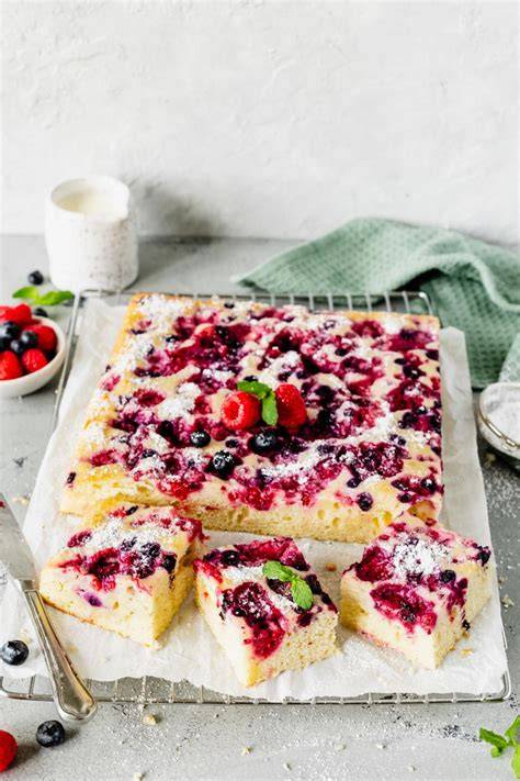 Kastenform-Kuchen mit Waldbeeren und Zuckerguss