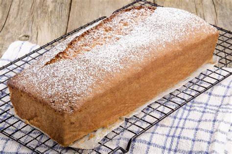 Kastenkuchen mit Glasur auf Kuchengitter