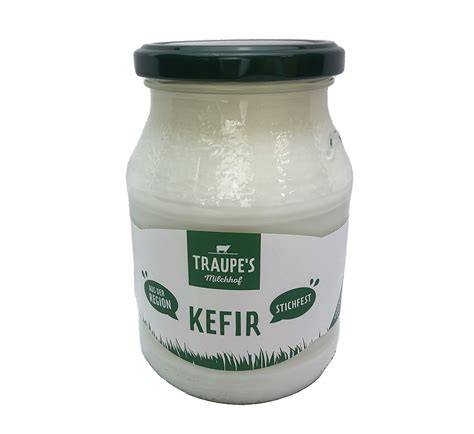 Kefir im Glas mit Zutaten und Nährwertangaben