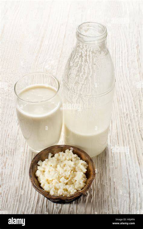 Kefirkörner und Kefir-Glas auf Holztisch