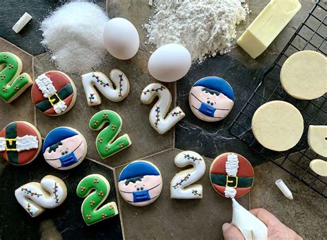 Keks mit weißem Fondant und Malutensilien