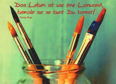 Keks-Dekoration mit bunten Lebensmittelfarben und Pinseln