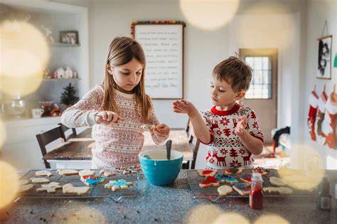 Keksbacken mit Kindern in der Familienküche, glückliche Kinder dekorieren Kekse