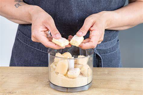 Keksboden Vorbereitung mit Löffelbiskuit und Butter