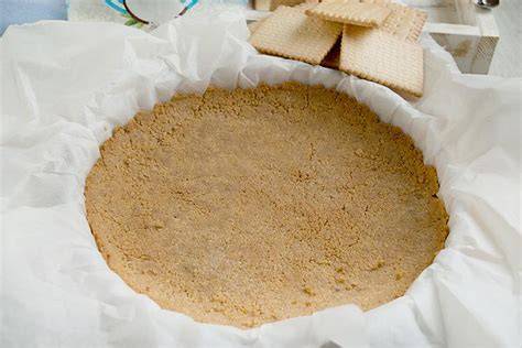 Keksboden aus zerkrümmelten Butterkeksen und Butter