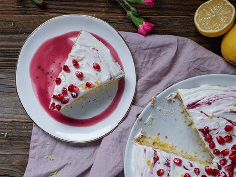 Keksboden mit Quarkcreme und Granatapfel