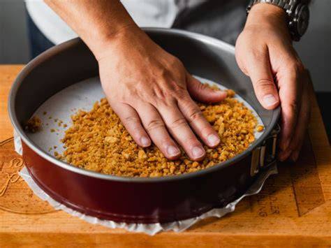 Keksboden vorbereiten mit Butterkeksen und Kakao