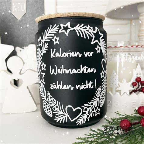 Keksdekoration und Familienbacken vor Weihnachten
