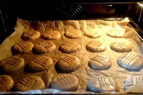 Kekse auf dem Backblech im Ofen
