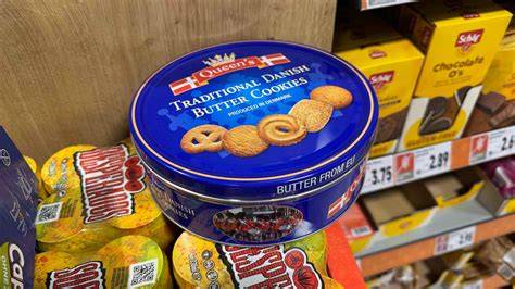 Kekse aus Butterkeks-Bröseln im Gefrierbeutel zerdrückt