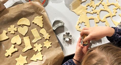 Kekse backen mit Kindern - Ausstechen und Verzieren