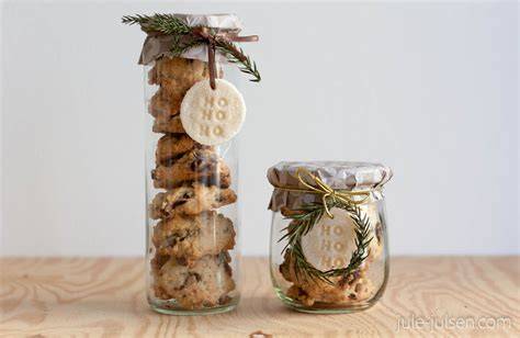 Kekse im Glas mit handgemachtem Etikett als Geschenk