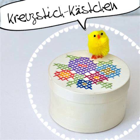 Kekse in bestickter Spanschachtel