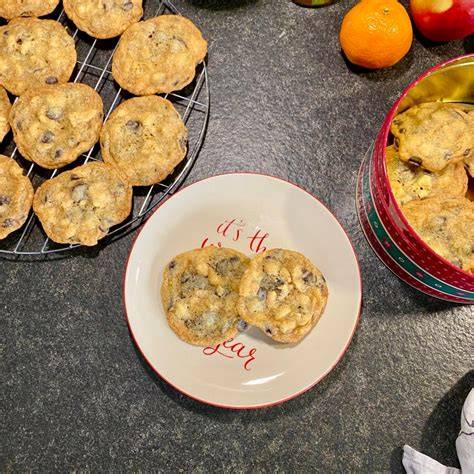 Kekse mit Fleur de Sel bestreut auf Kuchengitter