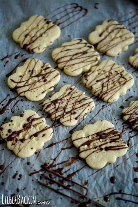 Kekse mit Karamellklecks und Schokoglasur
