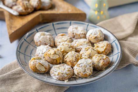 Kekse mit Marzipan und Blütendeko