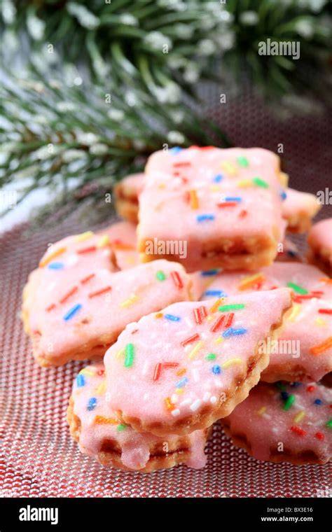 Kekse mit Zuckerguss und Streusel