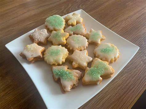Kekse mit Zuckerperlen und Glasur