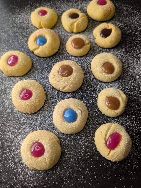 Kekse mit bunter Buttercreme