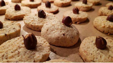 Kekse mit gemahlenen Haselnüssen auf einem Backblech