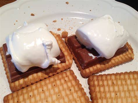 Kekse mit geschmolzenem Marshmallow und Schokolade