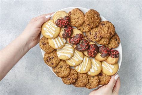 Kekse mit getrockneten Himbeeren auf einem Teller