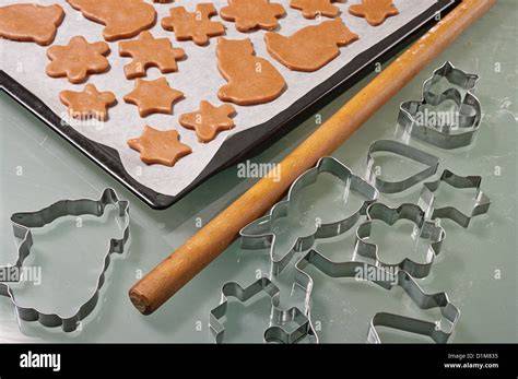 Kekse mit verschiedenen Fondant-Motiven und Zuckerdekor