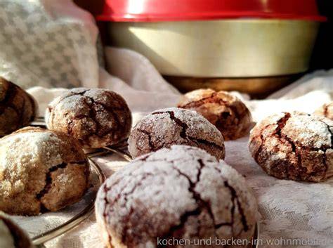 Kekse nach dem Backen im Zucker-Vanille-Mantel