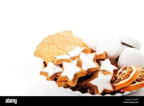 Kekse und Weihnachtsgebäck auf Teller