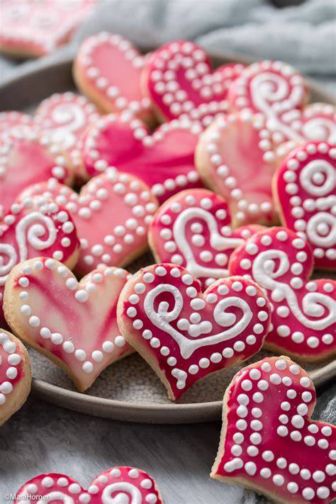 Kekse verziert mit Royal Icing, Zuckerperlen und essbarem Glitzer