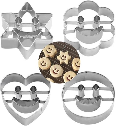 Keksformen und Backbleche bereit für das Backen