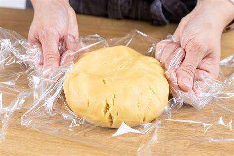 Keksrollen im Kühlschrank, Teig portionsweise in Frischhaltefolie gewickelt