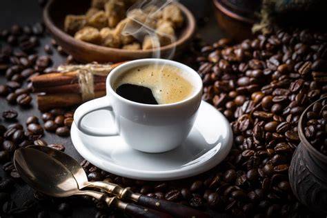 Keksteller mit verschiedenen Dattel- und Nusskeksen, dazu eine Tasse Kaffee