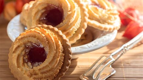 Keksvariationen: Marzipan, Rosinen oder Marmelade als Füllung