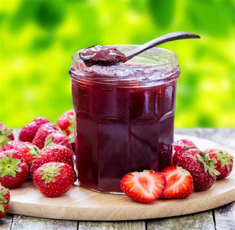 Kellerregal mit eingekochter Marmelade und Konfitüre