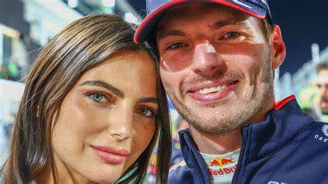 Kelly Piquet überrascht Max Verstappen mit einer maßgeschneiderten Red-Bull-Geburtstagstorte