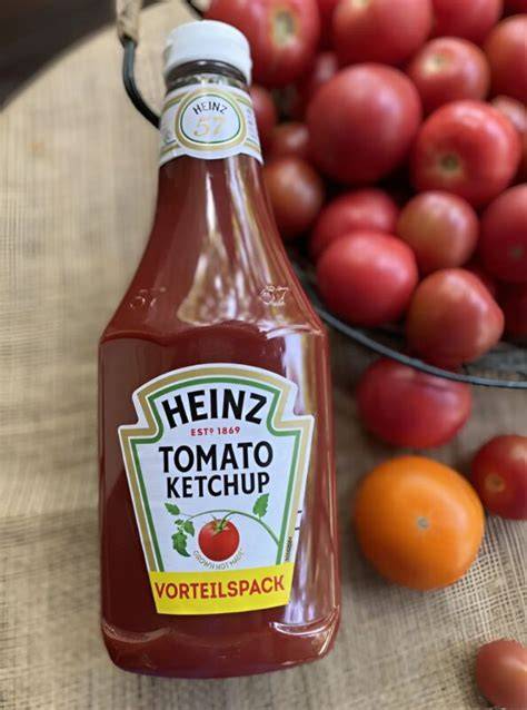 Ketchup wird in sterile Flaschen gefüllt