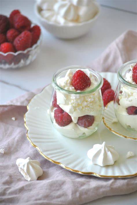 Keto Himbeer-Quark im Glas mit Baiser