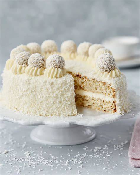 Keto Raffaello Kokos Torte: präsentiert auf Kaffeetafel