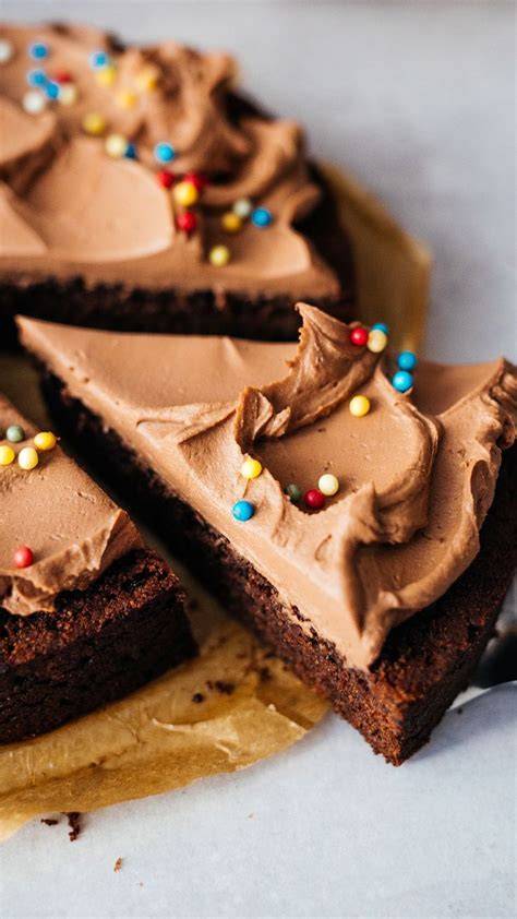 Keto Schokoladenkuchen aufgeschnitten mit Frosting