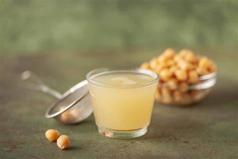 Kichererbsen und ein Glas Aquafaba
