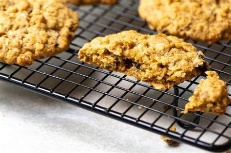 Kichererbsen-Cookies fertig gebacken auf Gitter