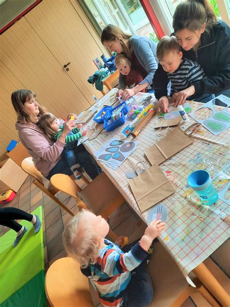 Kind bastelt mit Eltern eine bunte Bügelperlen-Torte