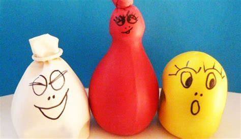 Kind beim Basteln einer Barbapapa Figur mit Luftballon und Mehl