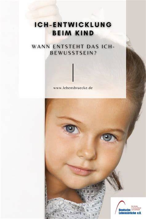 Kind betrachtet Spiegelbild - Entwicklung des Ich-Bewusstseins