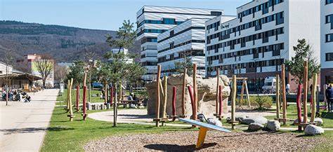 Kind genießt Eis am Spielplatz Bahnstadt Heidelberg