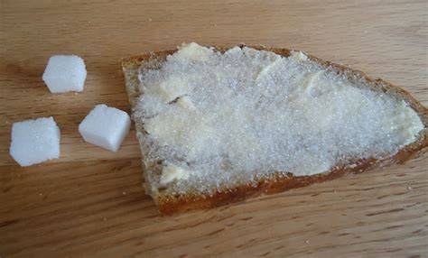 Kind mit einer Scheibe Zuckerbrot aus den 70er Jahren