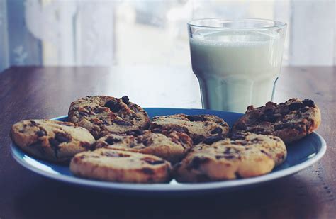 Kind stellt Milch und Kekse ans Fenster